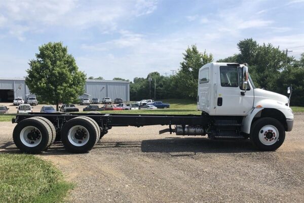 Why Flatbed Trucks Are A Perfect Solution for Transporting Oversized Loads