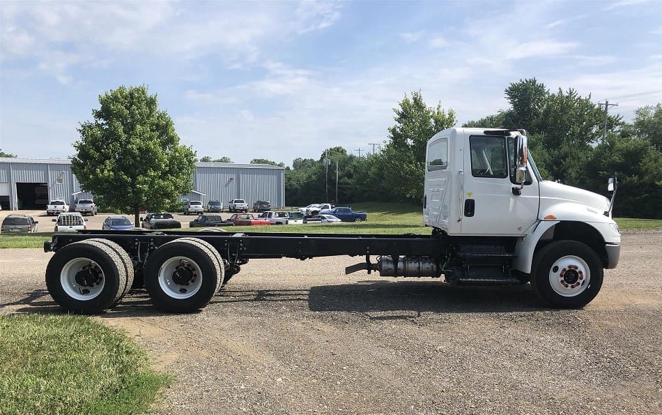 Why Flatbed Trucks Are A Perfect Solution for Transporting Oversized Loads